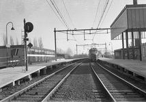 153015 Gezicht op de perrons van het N.S.-station Amsterdam Sloterdijk te Amsterdam met electrische treinstellen mat. ...